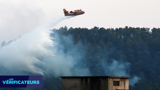 Un Canadair CL-415 largue de l'eau sur une zone en feu lors d'un incendie de forêt aux abords de Barjols, dans le sud-est de la France, le 26 juillet 2026.